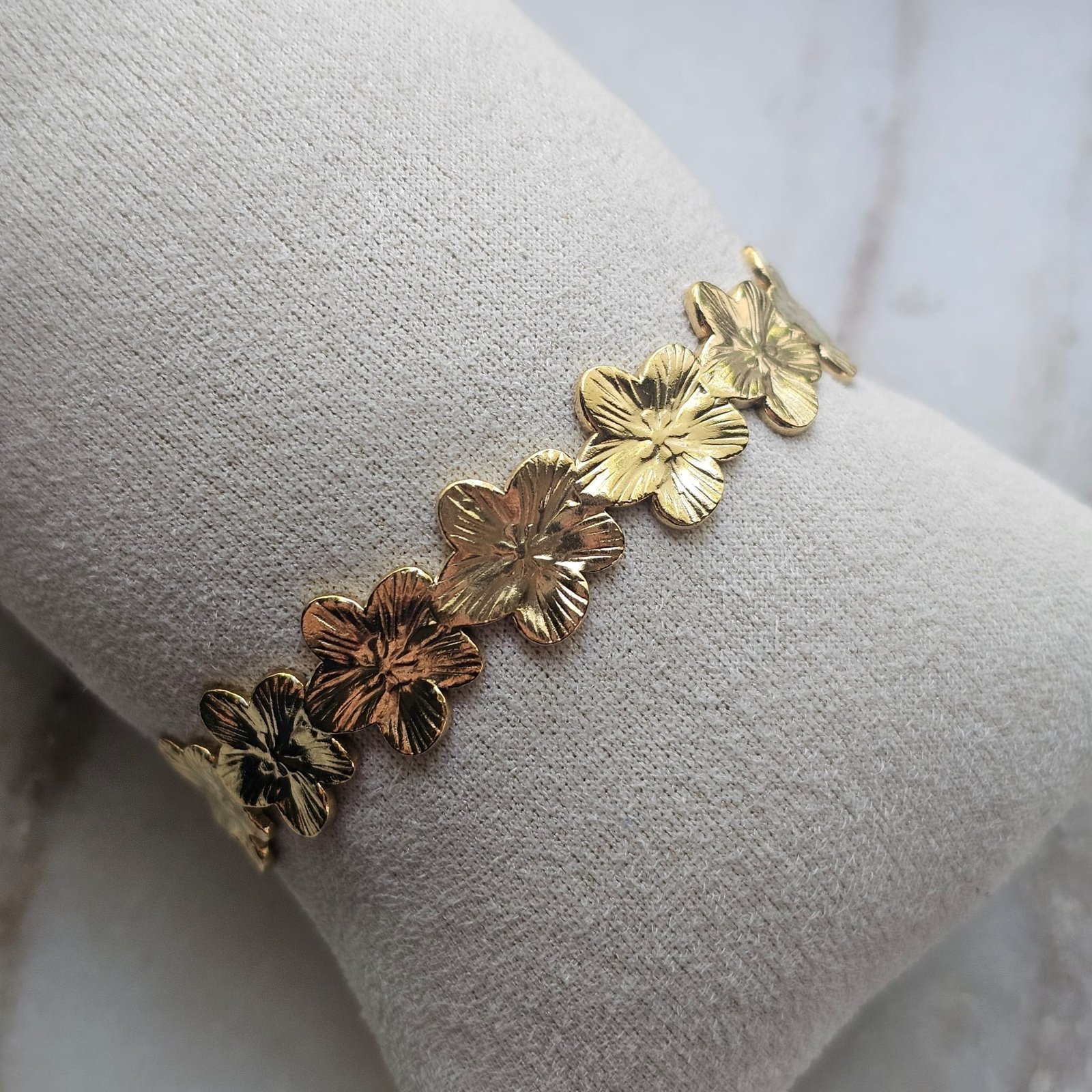 Gouden armband handgemaakt luniquebyjans
